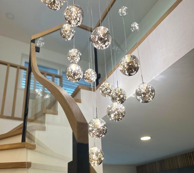Betontreppe mit Holztrittstufen, Glas- und Lamellengeländer in Traunreut Betontreppe mit Holztrittstufen, Glas- und Lamellengeländer in Traunreut