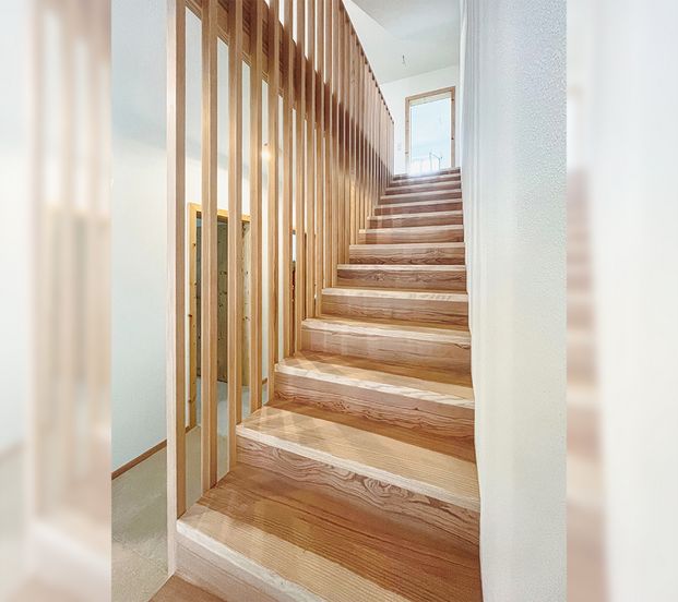 Faltwerktreppe mit Harfengeländer Faltwerktreppe mit Harfengeländer