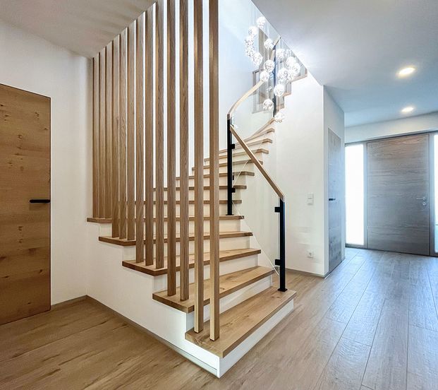 Betontreppe mit Holztrittstufen, Glas- und Lamellengeländer in Traunreut Betontreppe mit Holztrittstufen, Glas- und Lamellengeländer in Traunreut