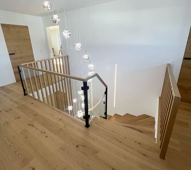 Betontreppe mit Holztrittstufen, Glas- und Lamellengeländer in Traunreut Betontreppe mit Holztrittstufen, Glas- und Lamellengeländer in Traunreut