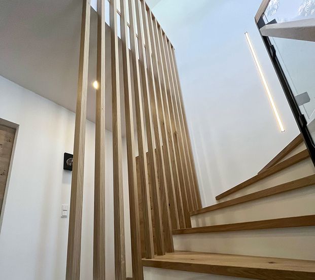 Betontreppe mit Holztrittstufen, Glas- und Lamellengeländer in Traunreut Betontreppe mit Holztrittstufen, Glas- und Lamellengeländer in Traunreut