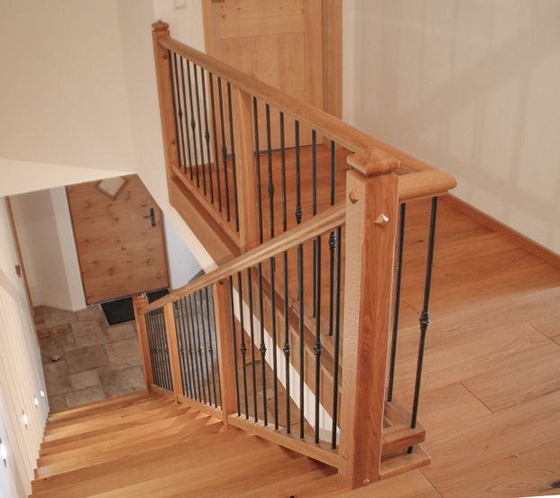 Holztreppe_auf_Beton2