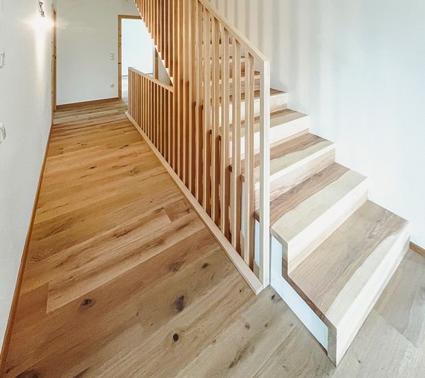 Faltwerktreppe mit Lamellengeländer Faltwerktreppe mit Lamellengeländer
