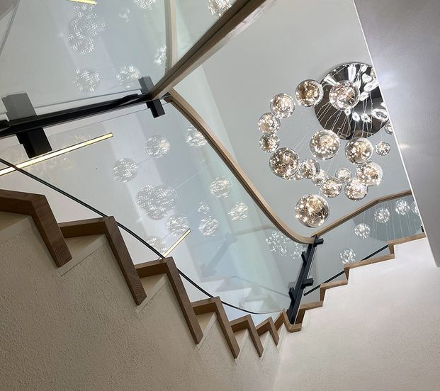 Betontreppe mit Holztrittstufen, Glas- und Lamellengeländer in Traunreut Betontreppe mit Holztrittstufen, Glas- und Lamellengeländer in Traunreut