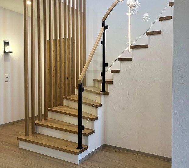 Betontreppe mit Holztrittstufen, Glas- und Lamellengeländer in Traunreut Betontreppe mit Holztrittstufen, Glas- und Lamellengeländer in Traunreut