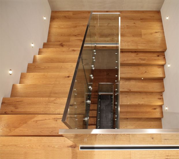 Bild zu Kragarmtreppe mit Glasgeländer
