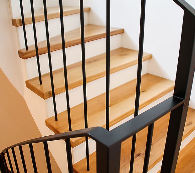 Schreinerei Kraller: Teppen / Stiegen mit Eichenstufen Illustration 3 Treppen Stiegen mit Eichenstufen