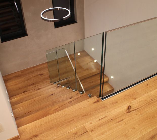 Bild zu Kragarmtreppe mit Glasgeländer