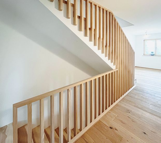 Faltwerktreppe mit Lamellengeländer Faltwerktreppe mit Lamellengeländer