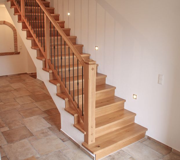 Holztreppe_auf_Beton1