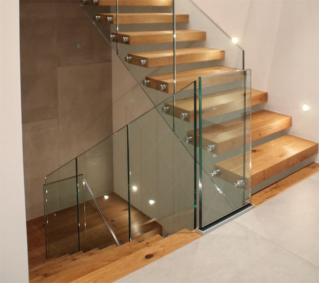 Bild zu Kragarmtreppe mit Glasgeländer