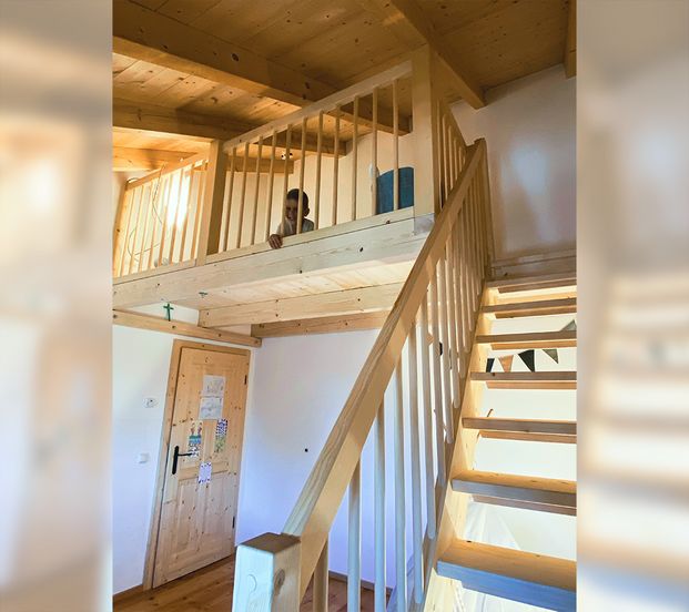 Empore mit Treppe