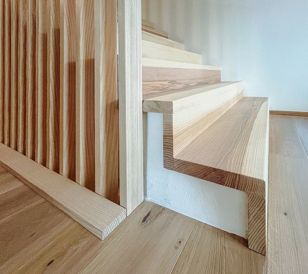Faltwerktreppe und Harfengeländer Faltwerktreppe und Harfengeländer