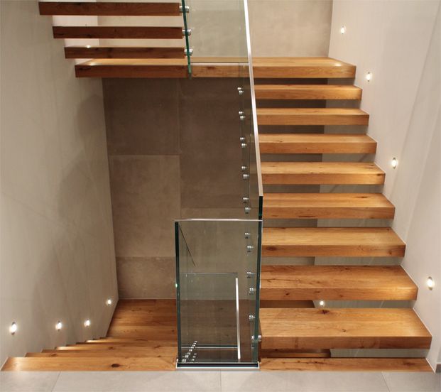 Bild zu Kragarmtreppe mit Glasgeländer