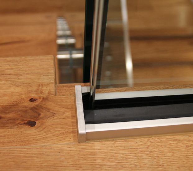 Bild zu Kragarmtreppe mit Glasgeländer